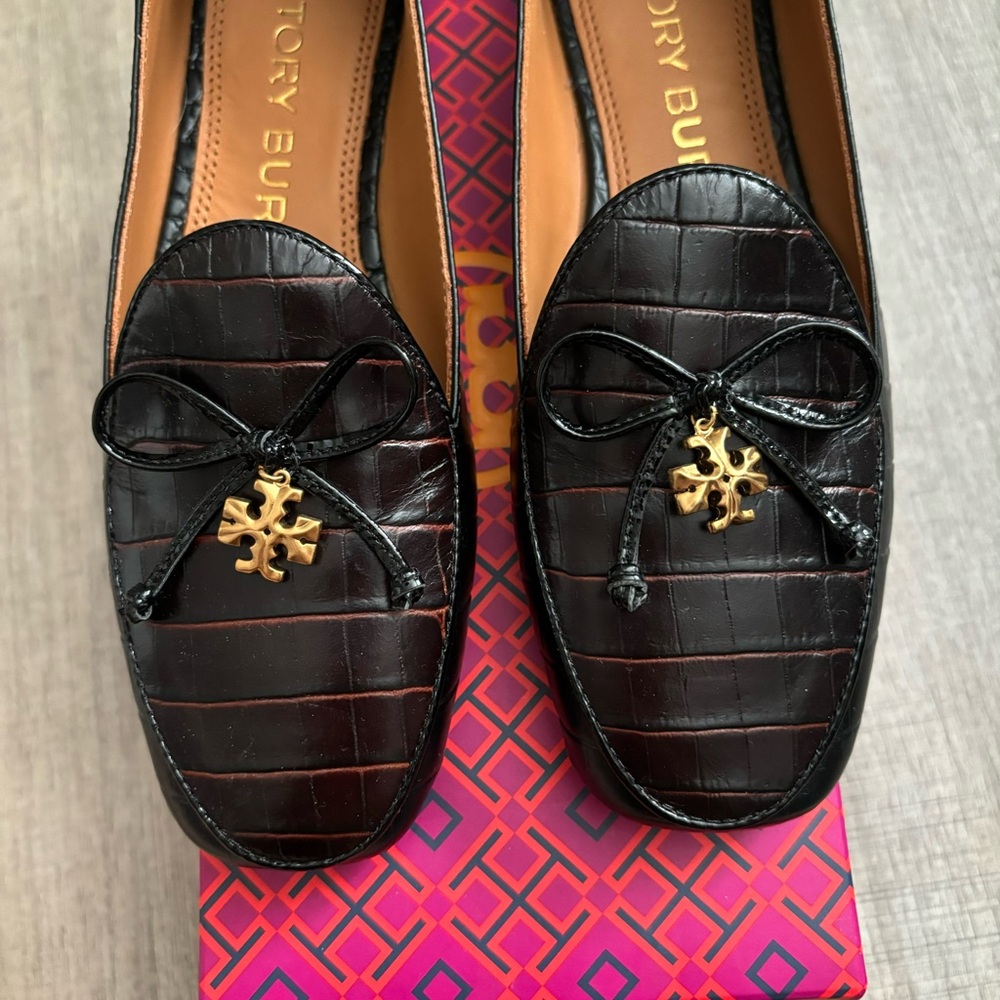 Tory Burch charm loafer, size 6, cocoa/ perfect black